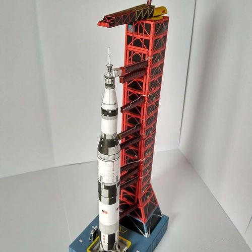 Model Kit Uss Iowa - 1:300 skala USS Saturn V rakieta